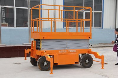 液壓升降平臺升降機(jī)應(yīng)該注意的幾點